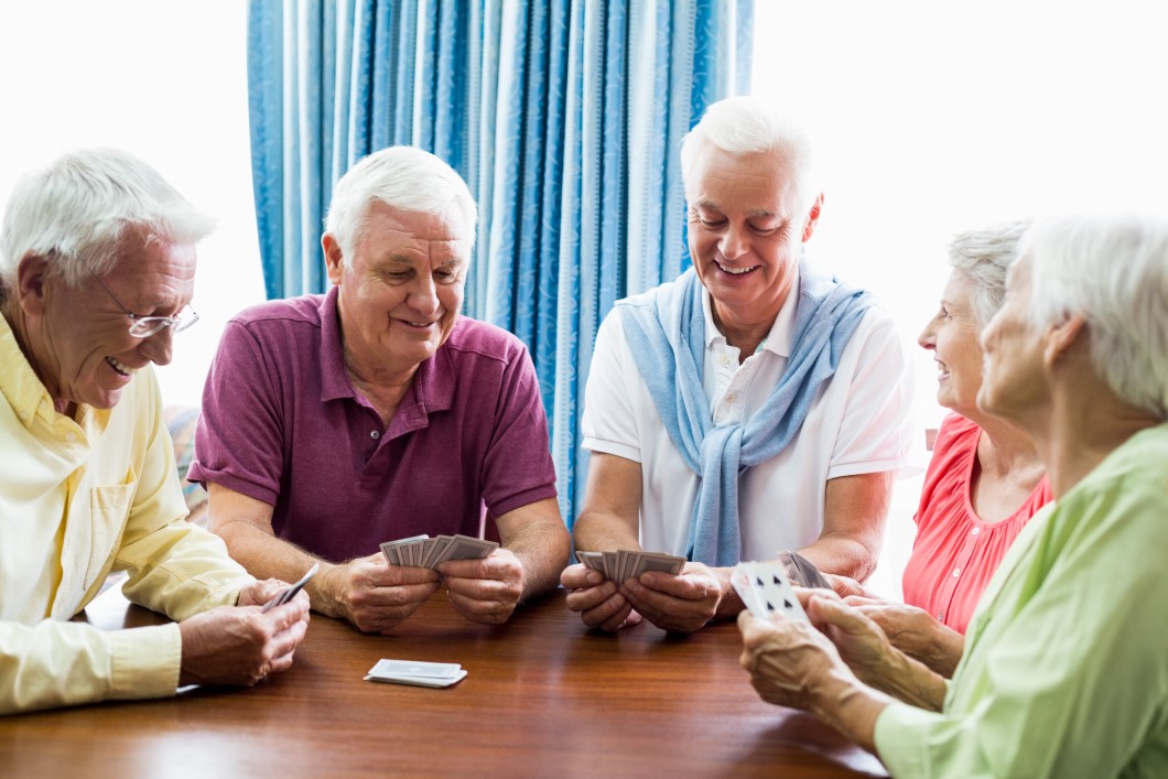 Ältere Menschen, die Karten spielen